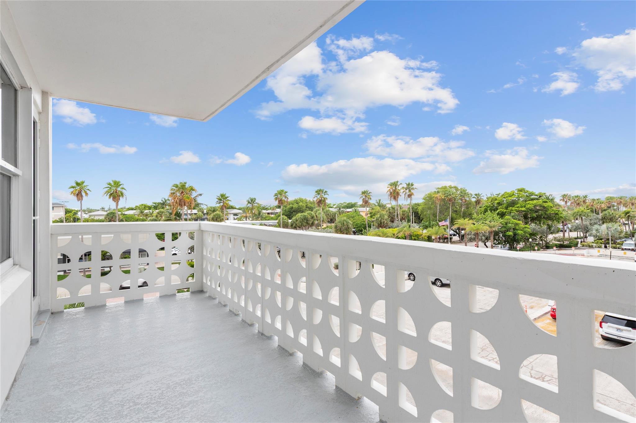 SEASONAL!! This well-maintained 2-bedroom, 2-bathroom condo on the desirable NW corner offers privacy and
abundant natural light. With high-impact windows for security and noise reduction, it features an in-unit washer and dryer. The living and dining areas are tiled, while the bedrooms are carpeted, gym. best of all, this condo boasts direct beach access, enjoying the sand and surf just steps from your front door. Located within walking distance to shops, top rated restaurants and medical facilities, you'll have everything you need right at your fingertips. This is the perfect opportunity to experience coastal living at its finest! Six (6) month plus 1-day rental required. This property is also for sale F10512825
