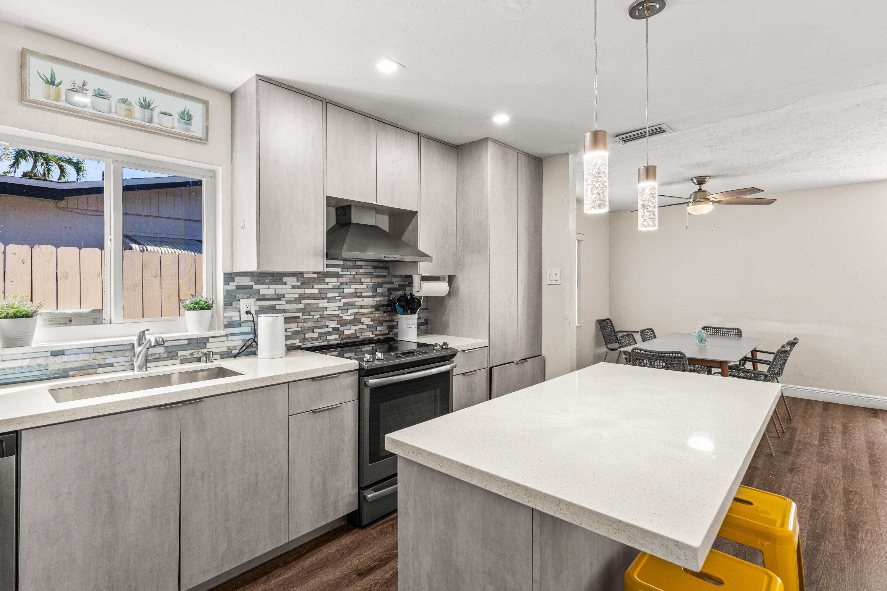 1121 N 66TH Terrace