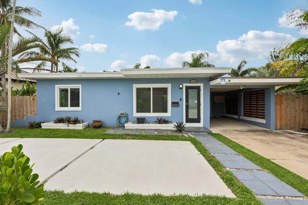 Photo of 2304 SE 13th Court, Pompano Beach, FL 33062 (MLS # B26061847)