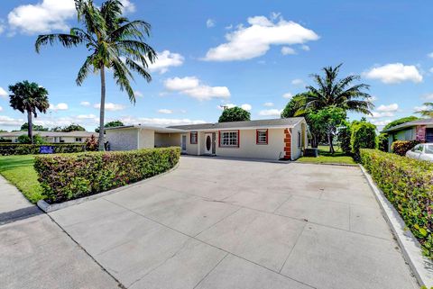 Single Family Residence in West Palm Beach FL 1107 Mangonia Circle Cir.jpg