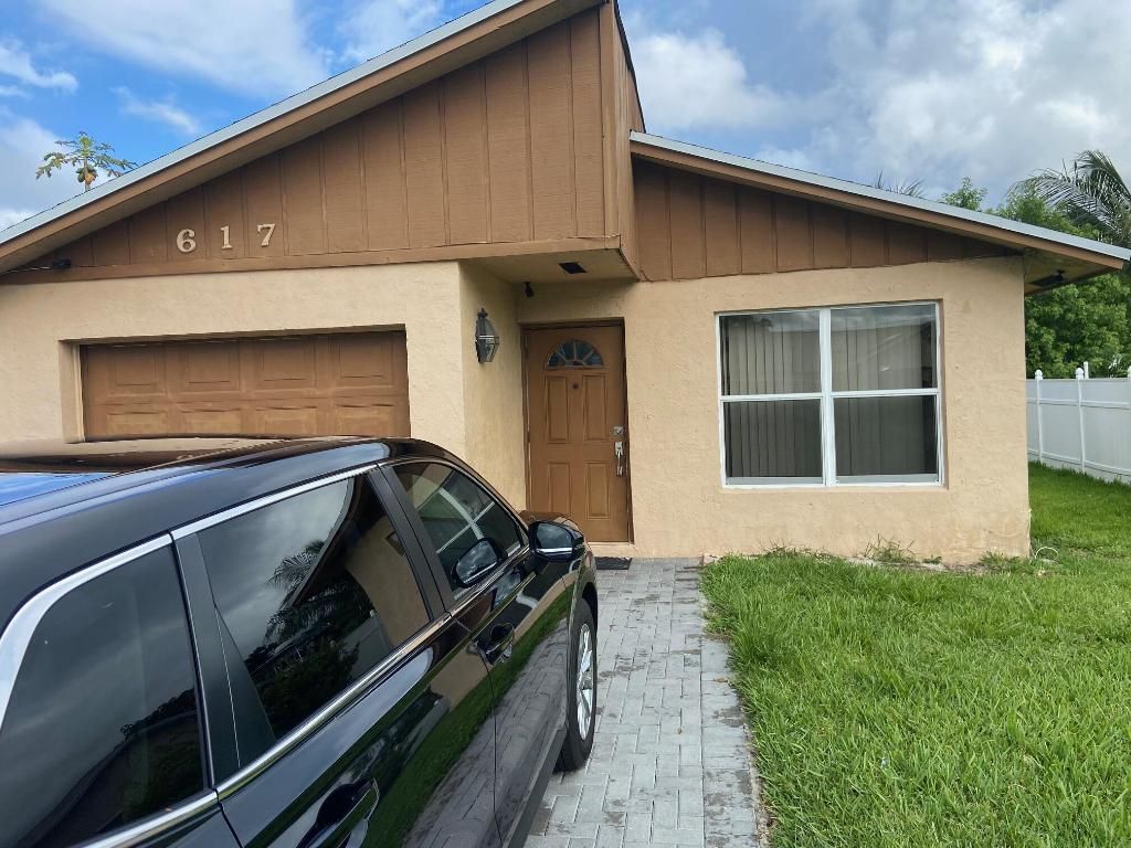 Photo of 617 Nw 7th Street, Boynton Beach, FL 33426 (MLS # R11102676)