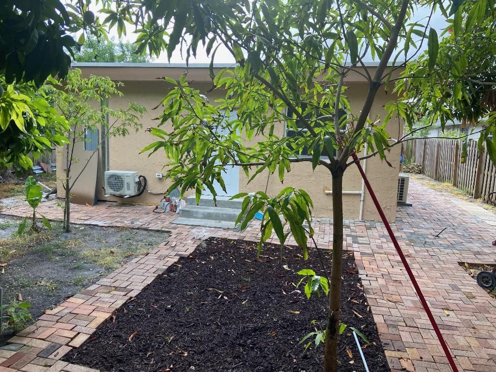 Photo of 617 Nw 7th Street, Boynton Beach, FL 33426 (MLS # R11102676)