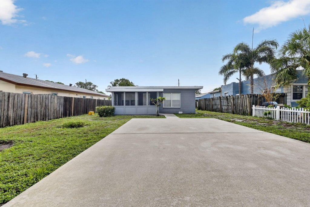 Photo of 323 NW 4TH Avenue, Delray Beach, FL 33444 (MLS # B26075456)