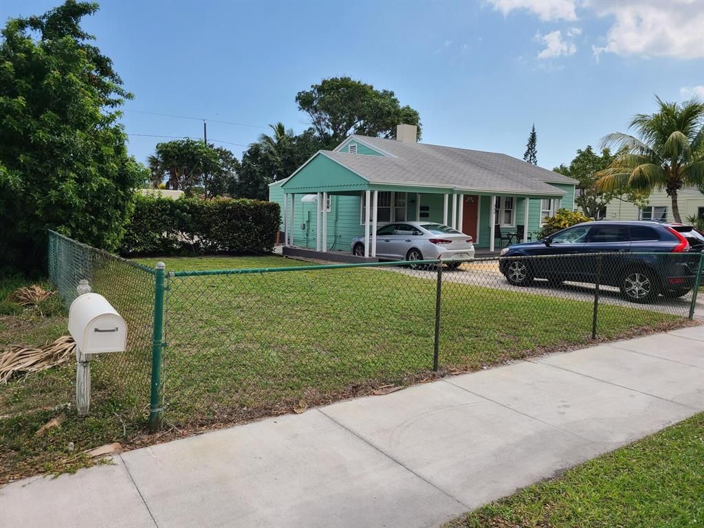 Photo of 309 S Swinton Avenue, Delray Beach, FL 33444 (MLS # R10778282)