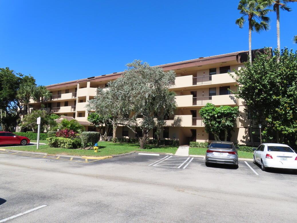 MAKE THIS LOVELY 2 BEDROOMS CONDO YOURS. NEW APPLIANCES, WASHER/DRYER IN UNIT. PRIVATE GARDEN VIEW. POOL ACROSS FROM UNIT. TOWNSHIP HAS OUTSTANDING AMENITIES INCLUDING TENNIS, BASKETBALL, GYM, RACQUETBALL BILLIARDS ROOM, OLYMPIC SIZE POOL CHILDREN TOT LOT (JUST TO NAME A FEW)HOA REQUIRES 700 CREDIT SCORE.