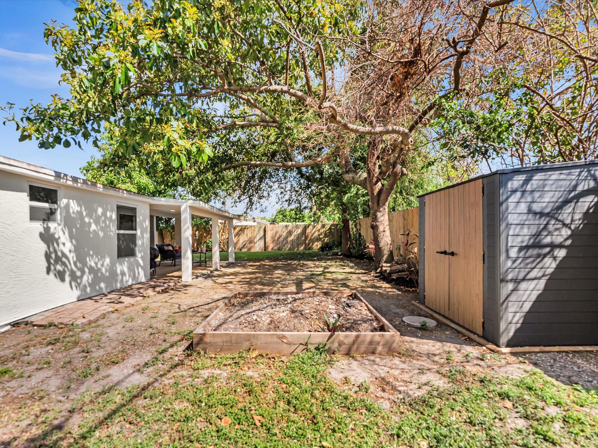 MODEL LAND CO SUB OF TRS 1 & 2 (UNREC) ON AM-60 - Residential