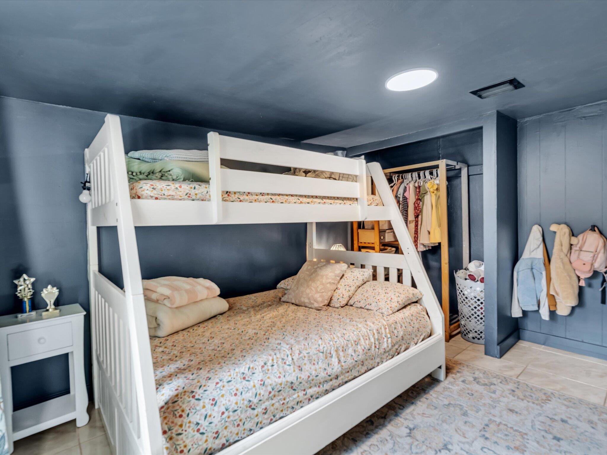 MODEL LAND CO SUB OF TRS 1 & 2 (UNREC) ON AM-60 - Residential