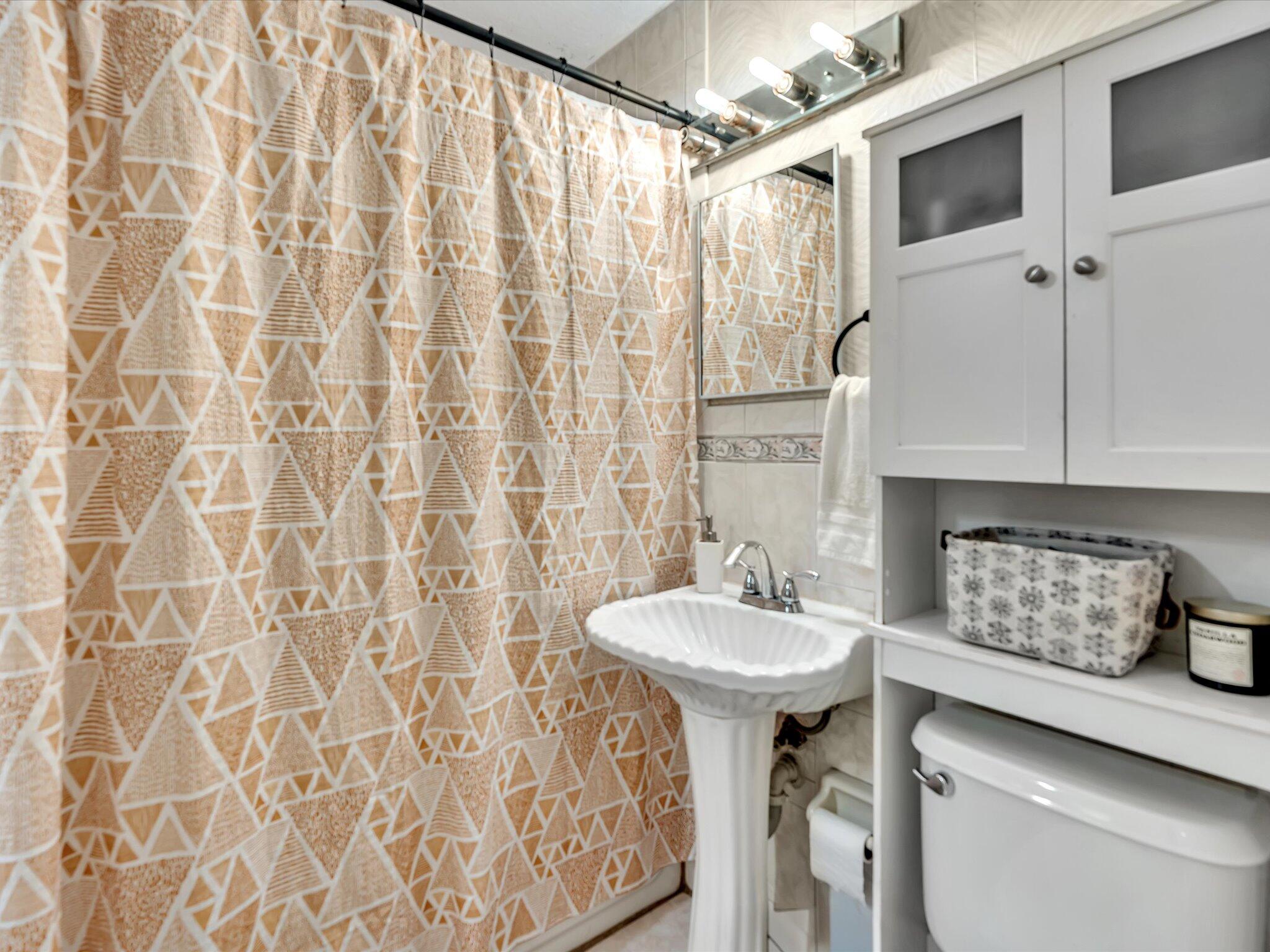 MODEL LAND CO SUB OF TRS 1 & 2 (UNREC) ON AM-60 - Residential