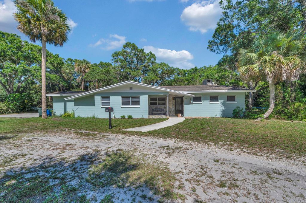 Photo of 2202 S 31st Street, Fort Pierce, FL 34947 (MLS # R10991415)