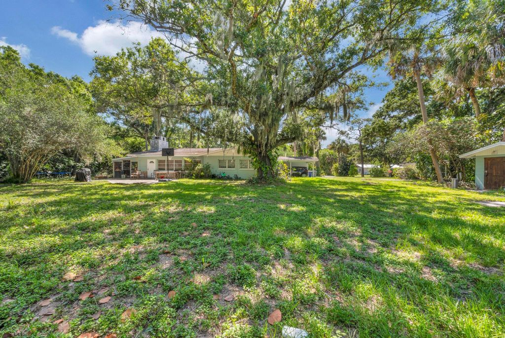 Photo of 2202 S 31st Street, Fort Pierce, FL 34947 (MLS # R10991415)