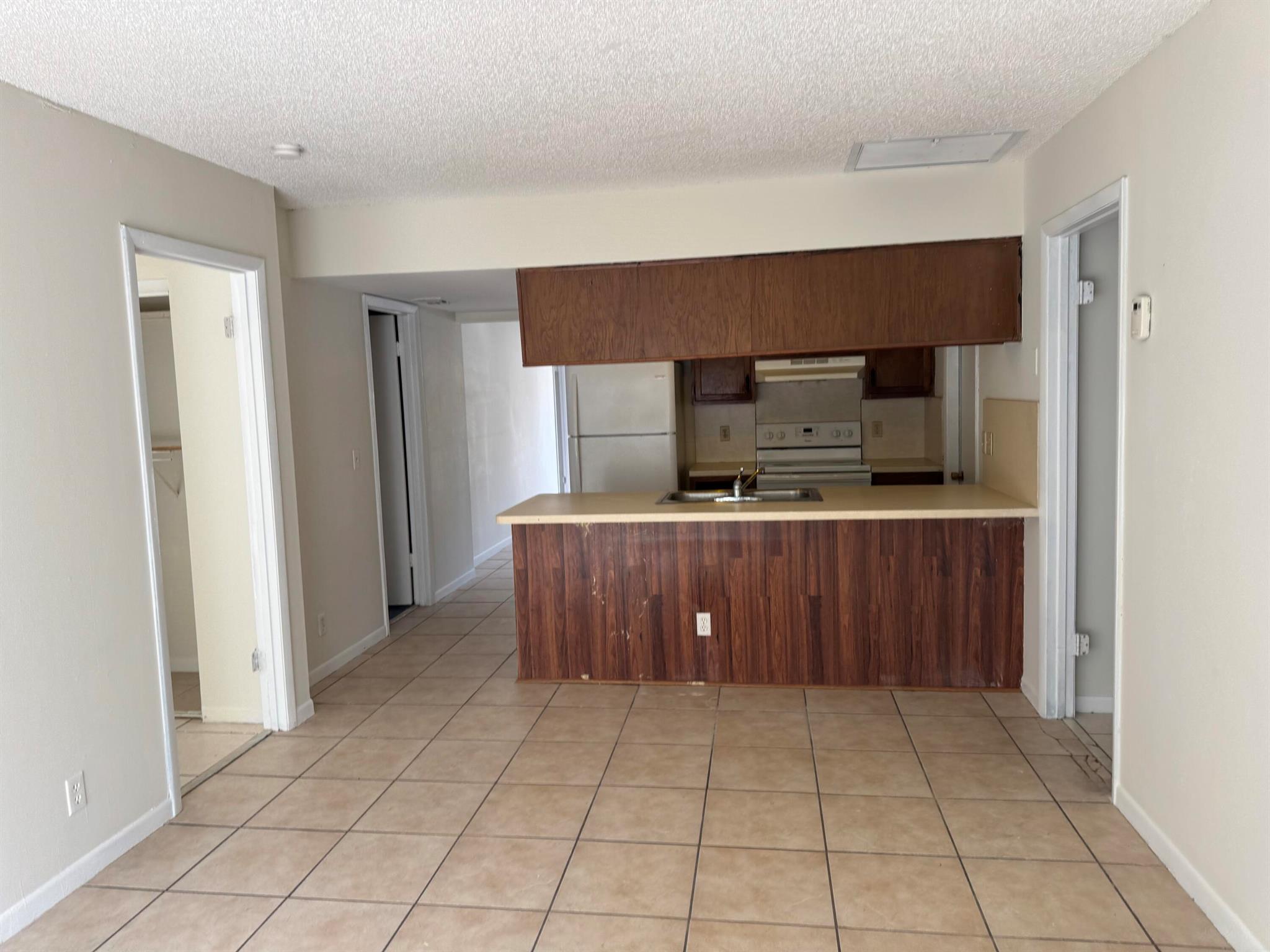 SUGAR POND MANOR OF WELLI - Residential Lease