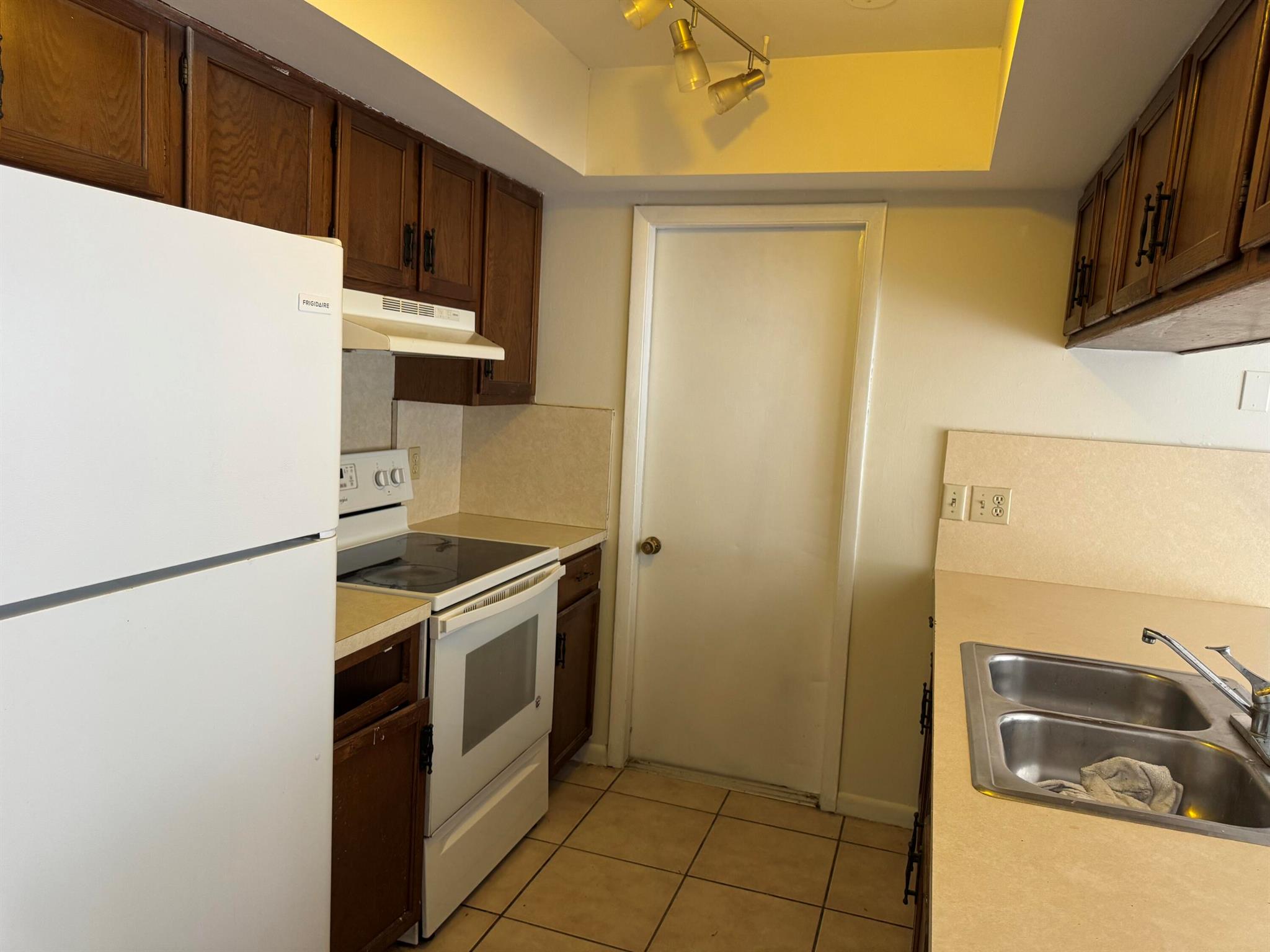 SUGAR POND MANOR OF WELLI - Residential Lease