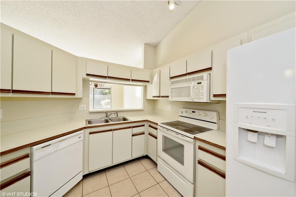 DISCOVERY POINTE - Residential