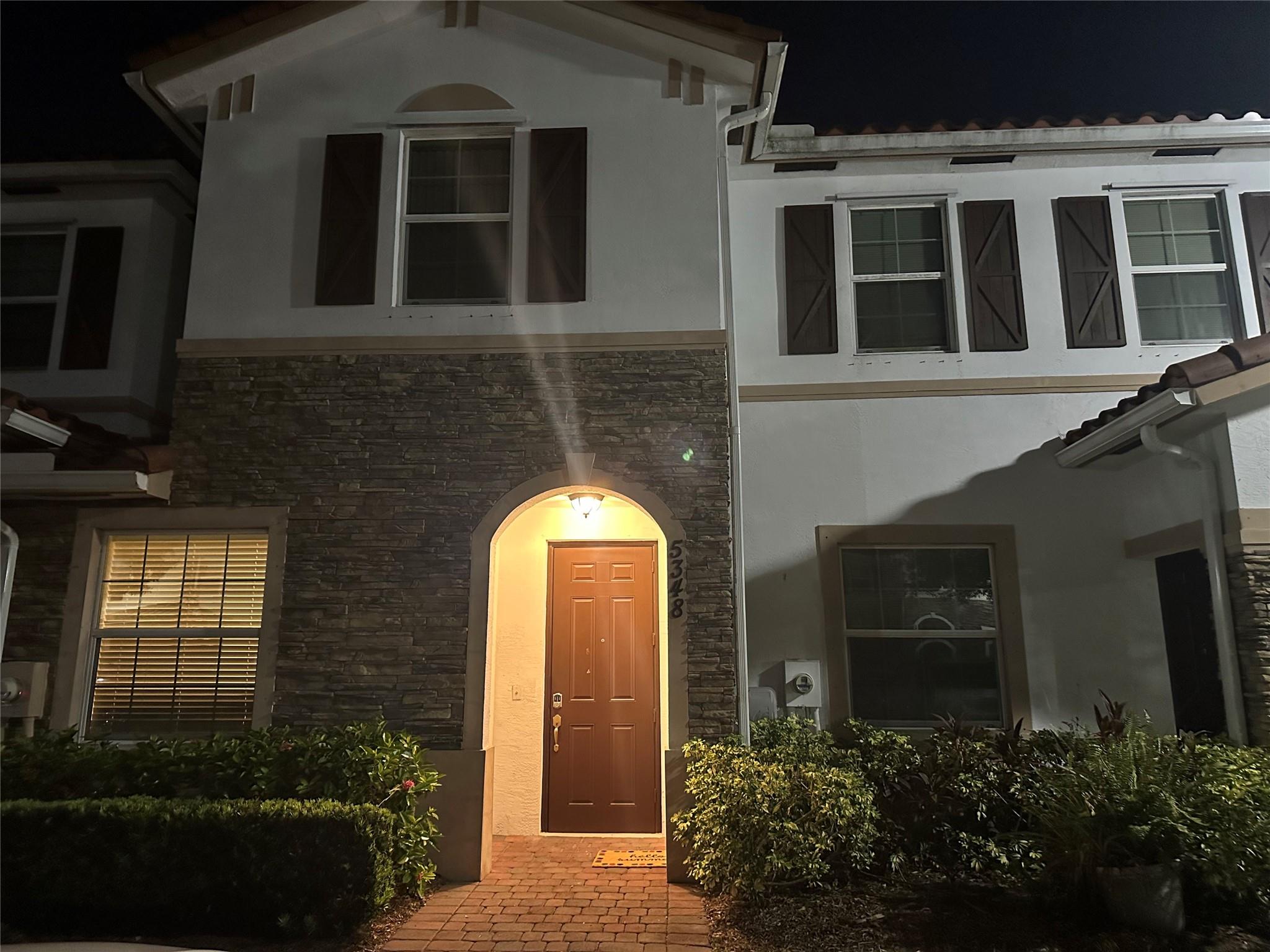 BEAUTIFUL TOWNHOUSE WITH 3 BEDROOMS AND 2 1/2 BATH LOCATED IN A GATED COMMUNITY : READY TO MOVE IN WITH A FULLY FENCED BACK YARD FOR PRIVACY.