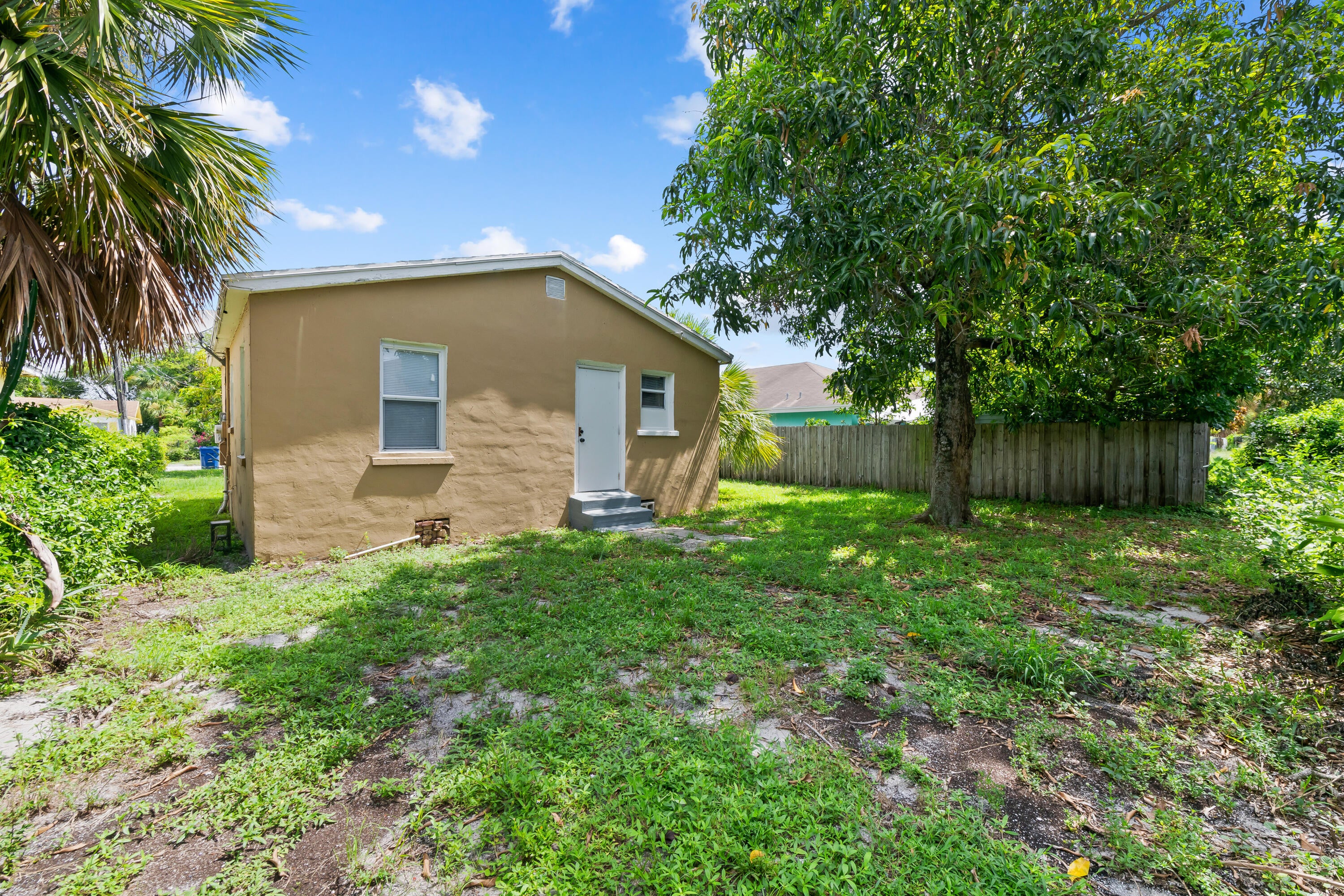 649 W 10TH Street
