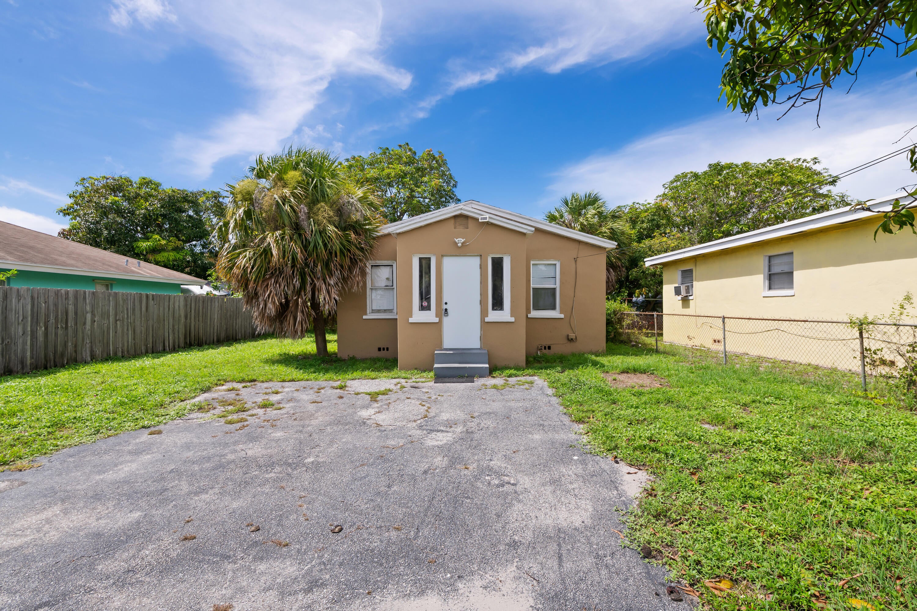 649 W 10TH Street