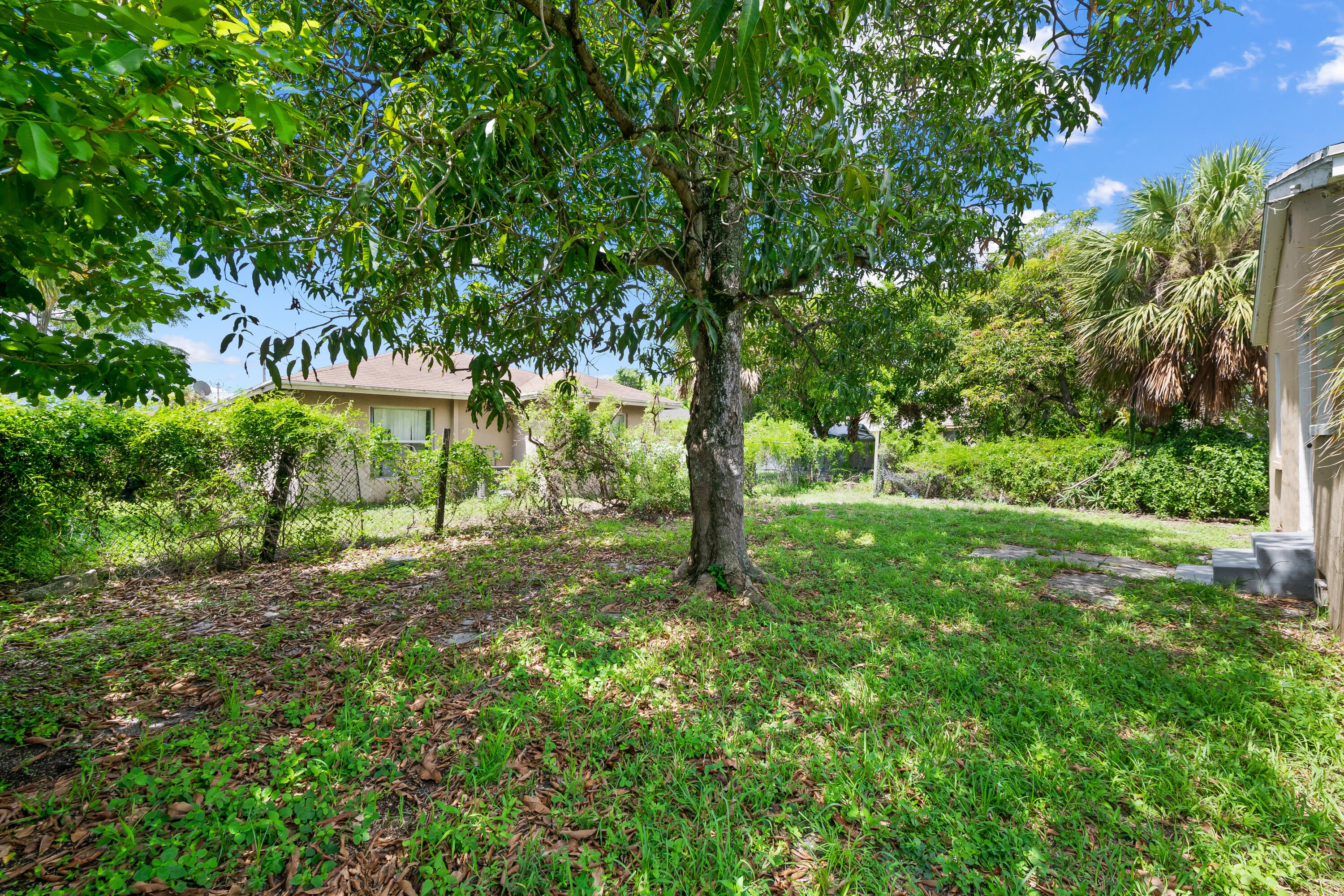 649 W 10TH Street