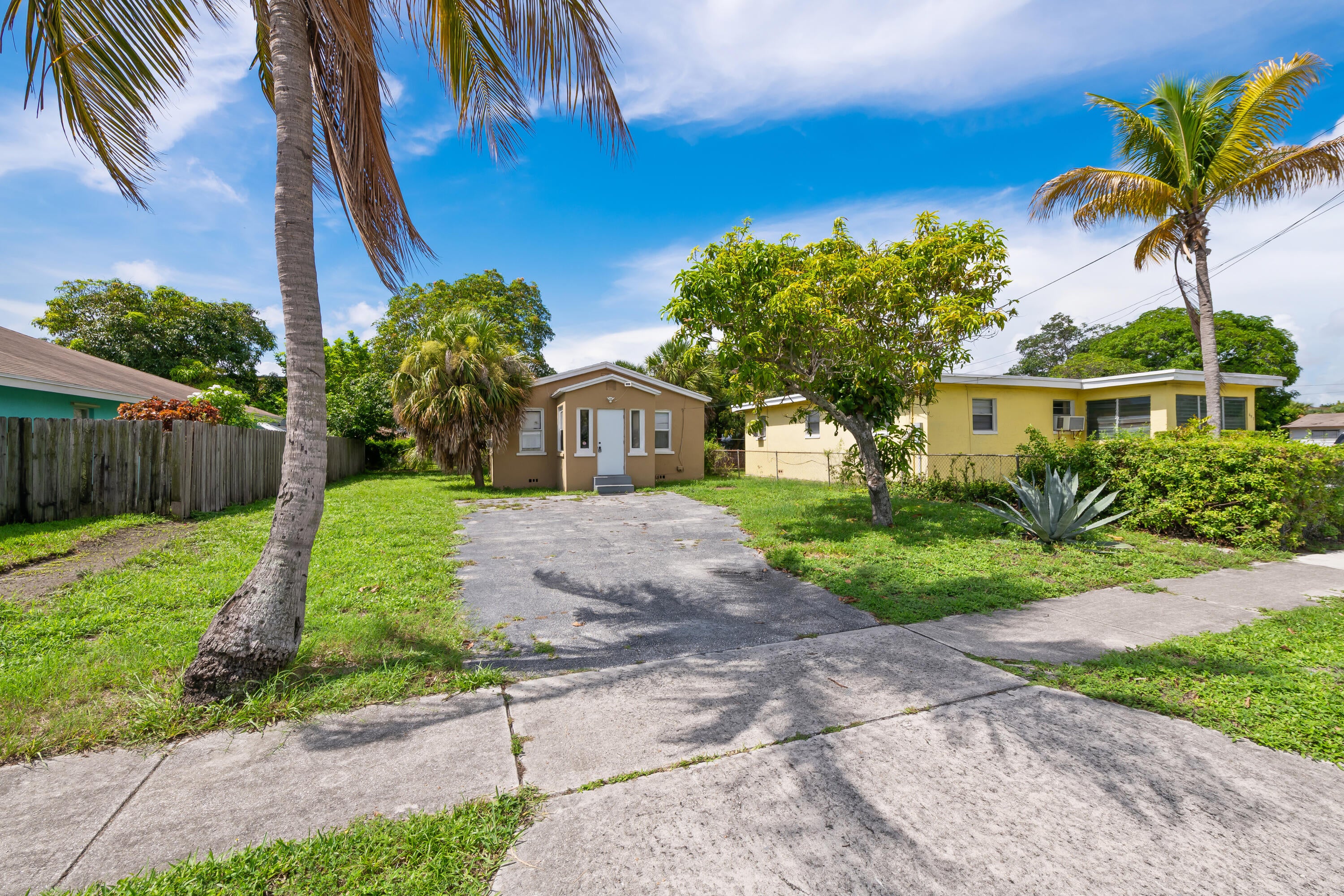 649 W 10TH Street