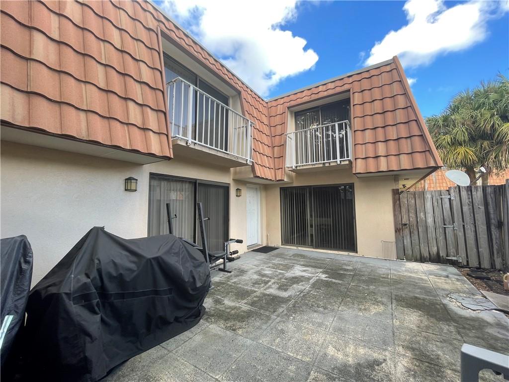WATERSIDE LUXURY TOWNHOME - Residential