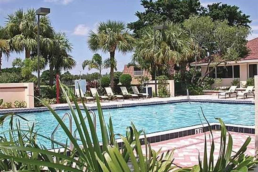 WATERSIDE LUXURY TOWNHOME - Residential