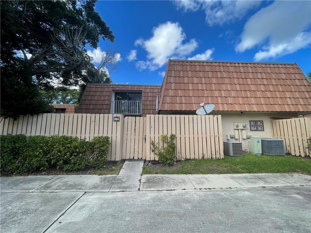 WATERSIDE LUXURY TOWNHOME - Residential