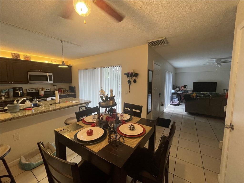 WATERSIDE LUXURY TOWNHOME - Residential