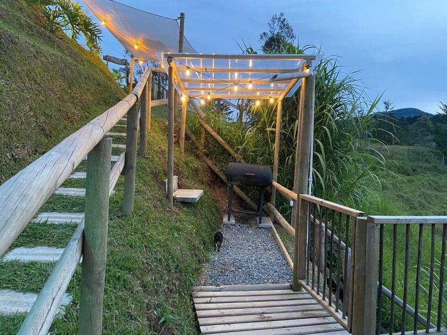 Spectacular cabin with panoramic views of Guatapé!! This beautiful 3 Bedroom and 1 Bath property offer breathtaking views of the town and surrounding mountains. Enjoy a private Jacuzzi overlooking the landscape, an expansive terrace perfect for entertainment and bright open living spaces filled with natural light. Ideal as vacation home, short term rental investment, or peaceful private retreat in one of Colombia's most desirable tourist destinations. A rare opportunity to own a true view property in Guatapé.