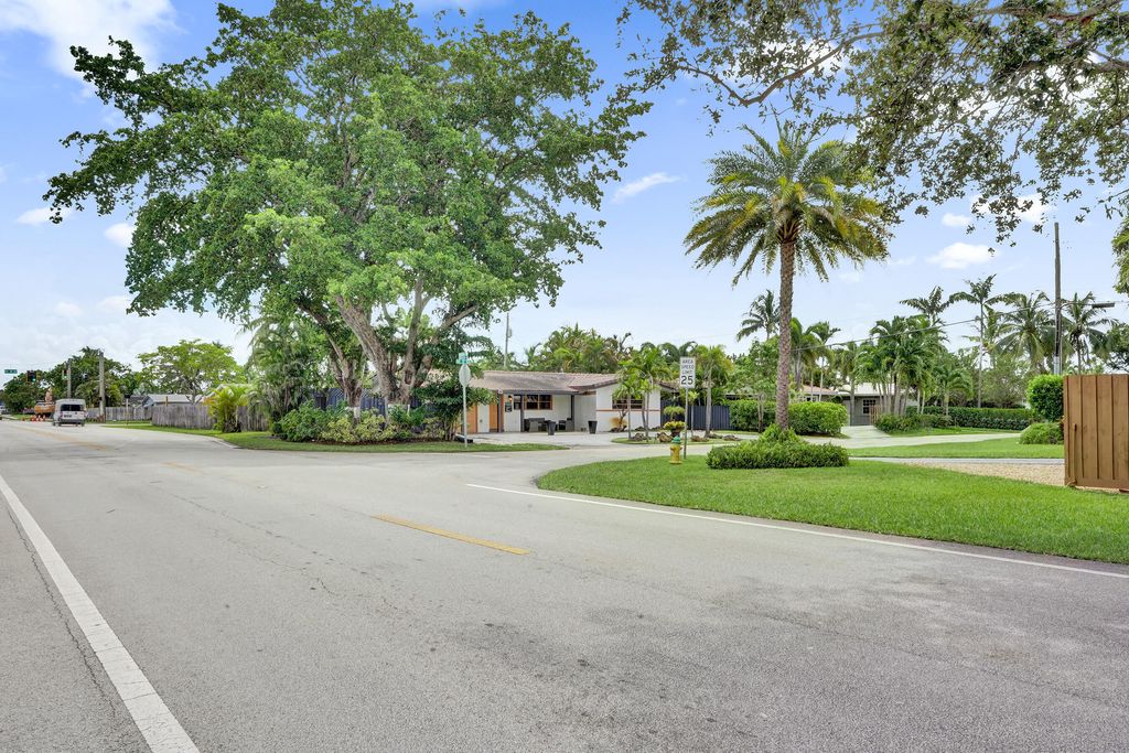Photo of 4460 NE 17th Terrace, Oakland Park, FL 33334 (MLS # B26025121)