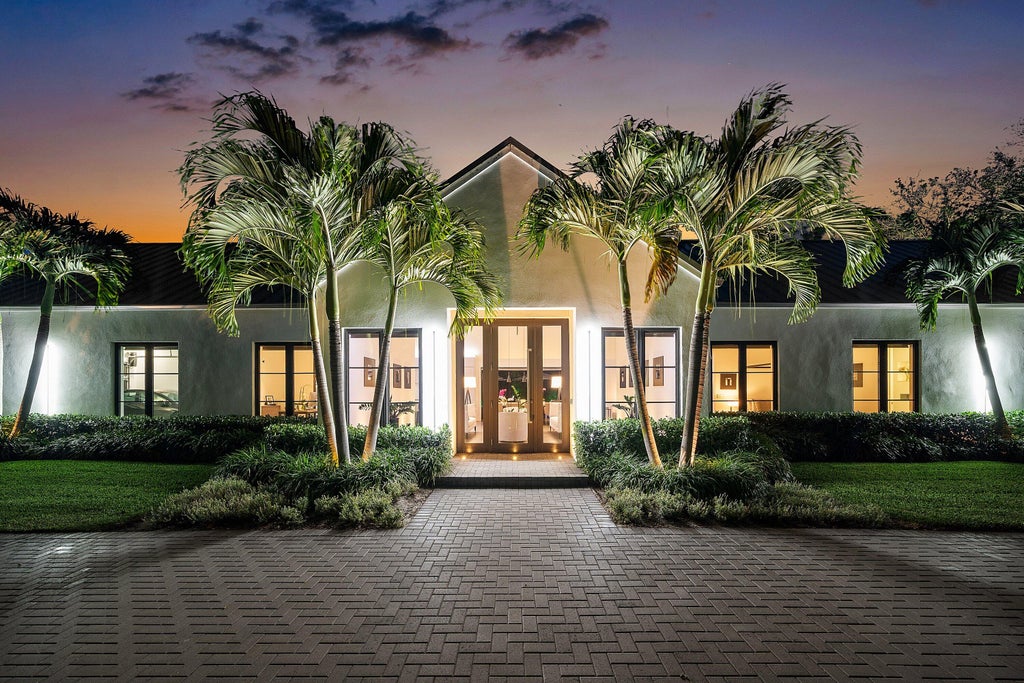 Photo of 1275 N SWINTON Avenue, Delray Beach, FL 33444 (MLS # B26084531)