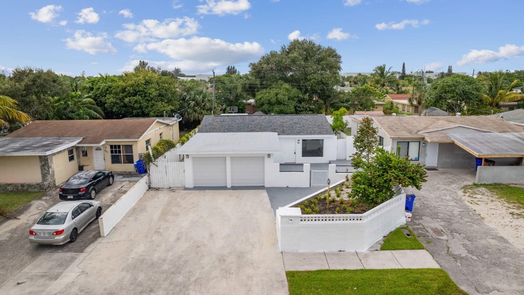 Photo of 465 NW 2nd Terrace, Deerfield Beach, FL 33441 (MLS # R11033544)
