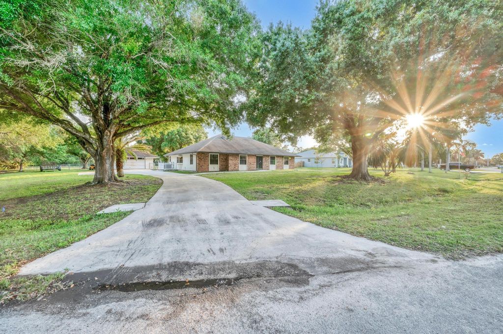Photo of 795 Woodlands Drive, Fort Pierce, FL 34952 (MLS # R10963552)
