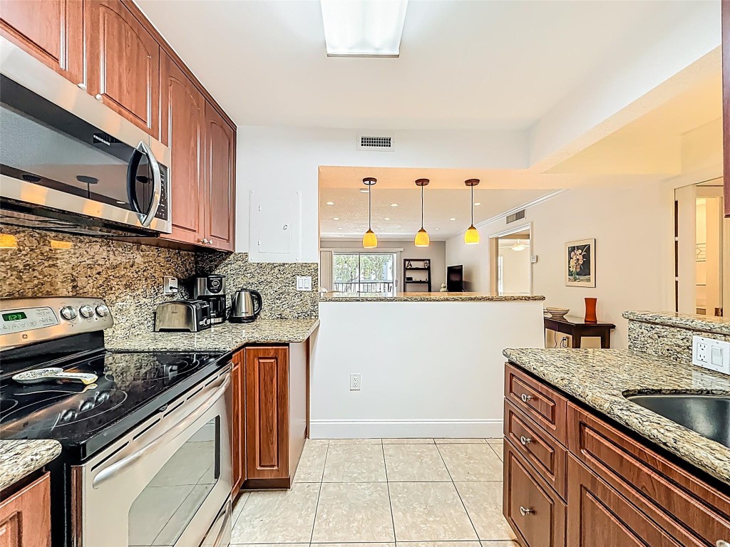 201 178th Drive 218, Sunny Isles Beach, FL, 33160/$350,000 4 201 178th Drive 218