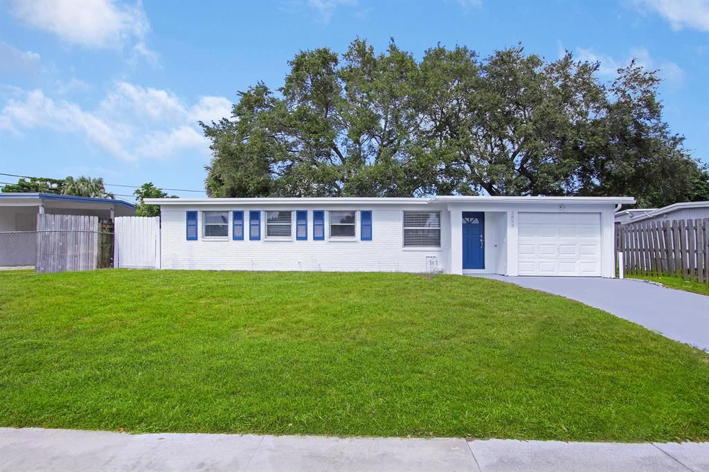 Photo of 3853 Everglades Road, Palm Beach Gardens, FL 33410 (MLS # R10751029)