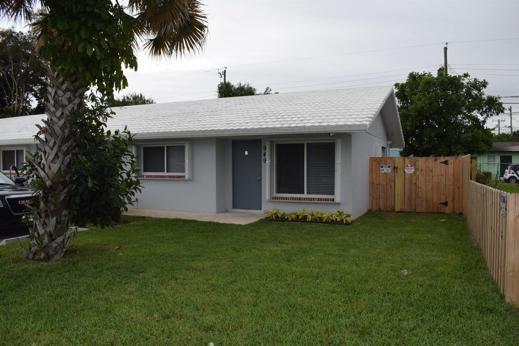 Photo of 949 Fra Mar Place #D, Fort Pierce, FL 34982 (MLS # R11030348)