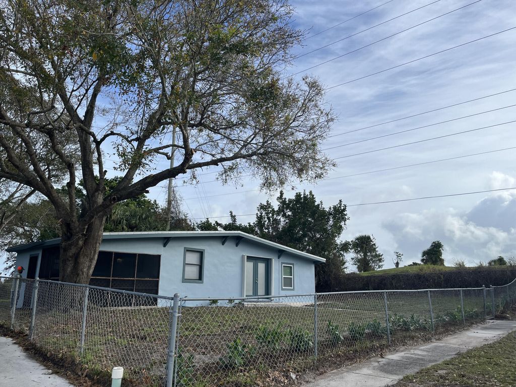 Photo of 202 Southern Avenue, Fort Pierce, FL 34950 (MLS # F10551829)