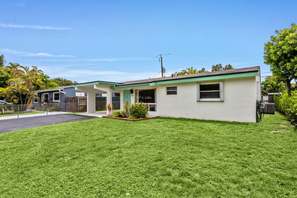 Photo of 4987 SW 25th Avenue, Dania Beach, FL 33312 (MLS # B26061632)