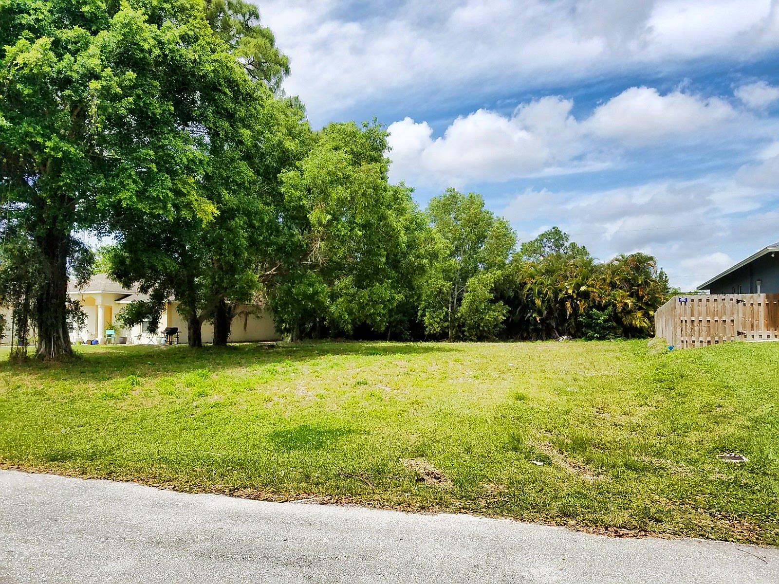 Great 0.22 acre vacant lot in NO HOA neighborhood. Lantana Road west of Jog, east of the Turnpike.