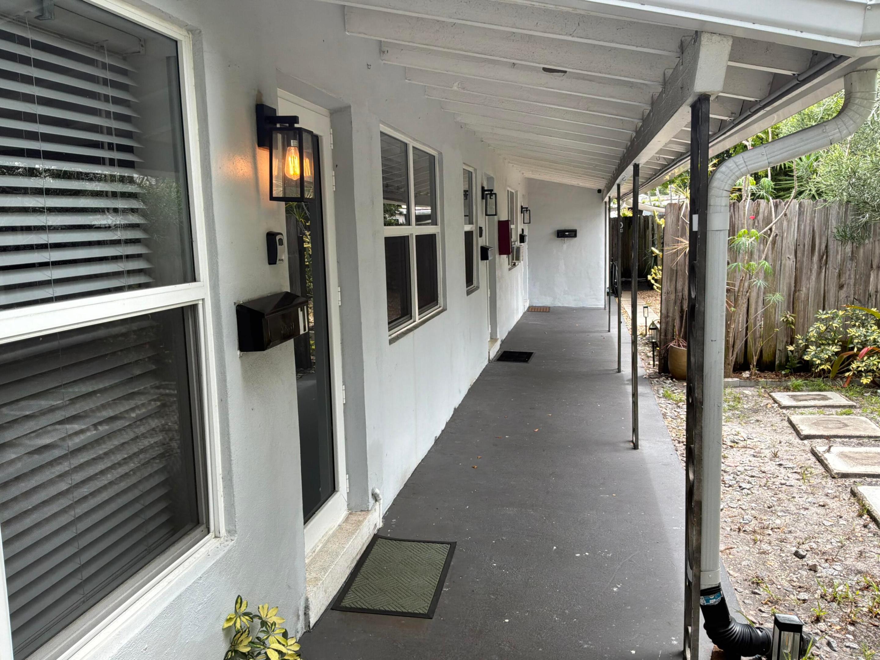 1516 N Dixie Highway 1-2