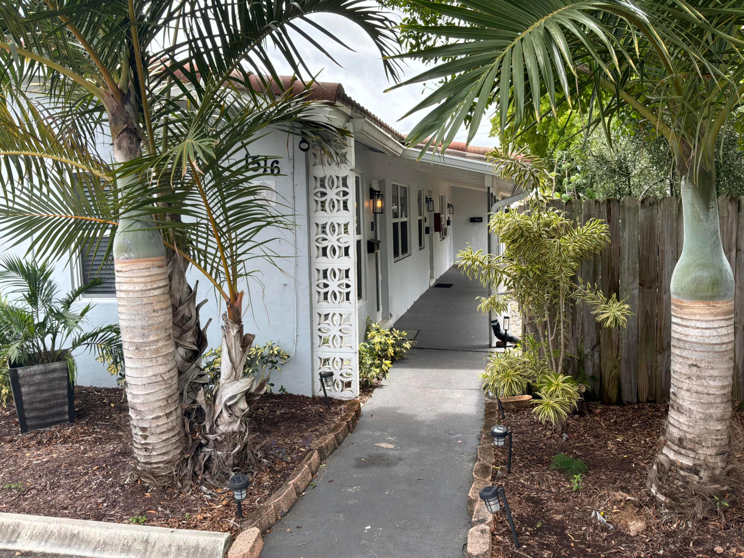 1516 N Dixie Highway 1-2