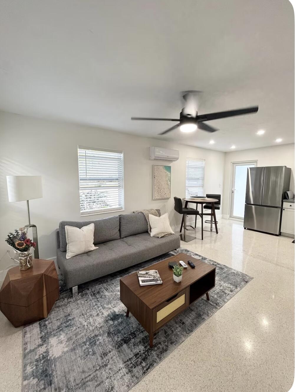 1516 N Dixie Highway 1-2