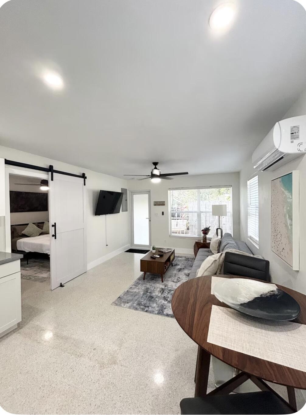 1516 N Dixie Highway 1-2