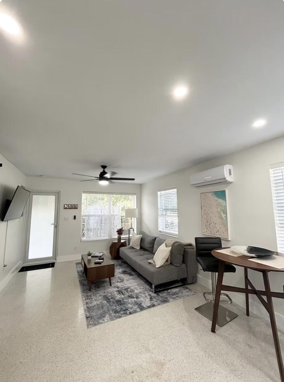 1516 N Dixie Highway 1-2