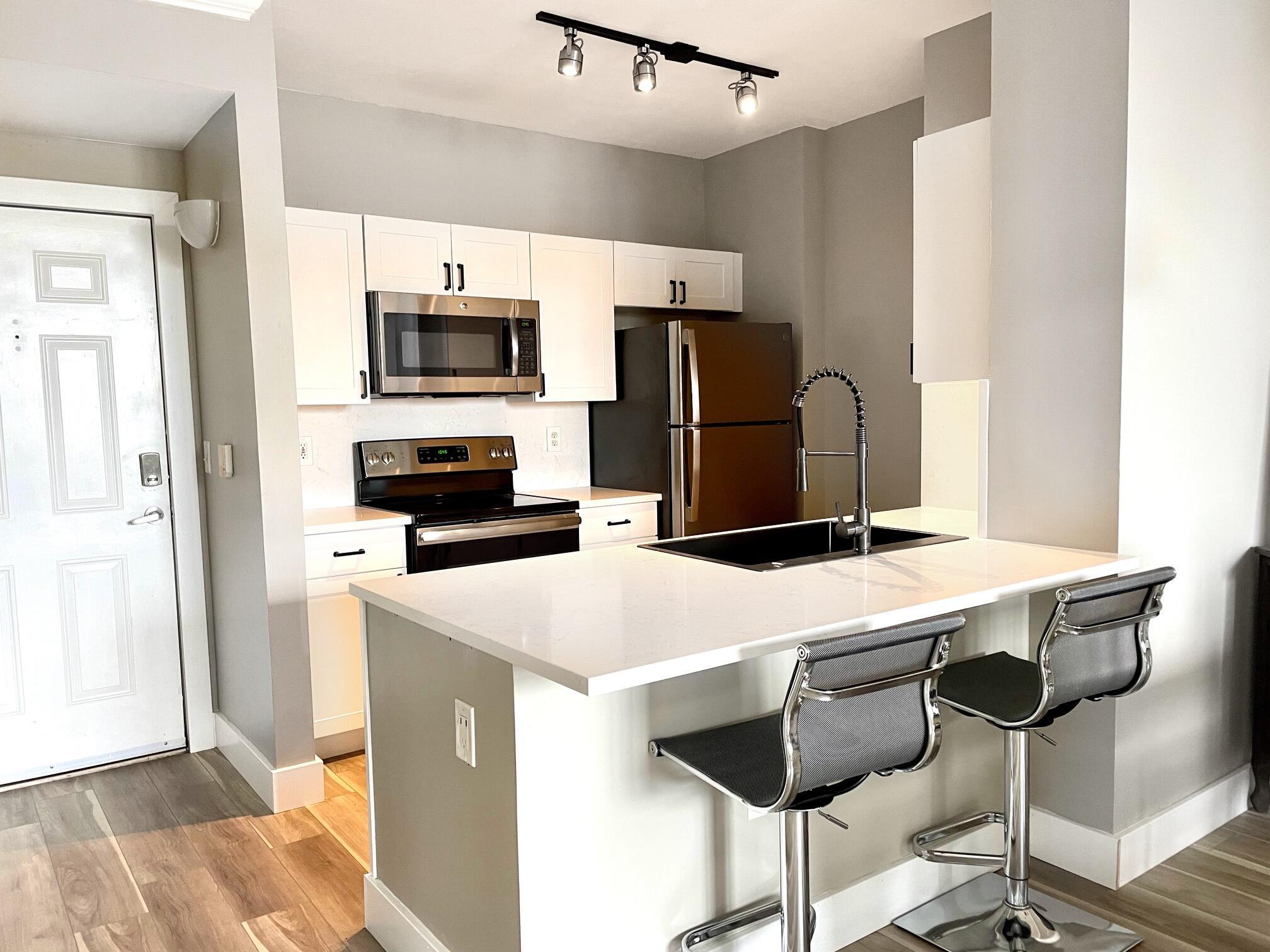 Welcome to your fully renovated oasis in the heart of Downtown West Palm Beach, FL, located within the vibrant Square, formerly known as City Place. This meticulously designed 1 bedroom, 1 bathroom condo offers a seamless blend of modern elegance and urban convenience. With its prime location just minutes away from Palm Beach Island and the Palm Beach International Airport, and within easy walking distance to shops, the Kravis Center, and an array of restaurants, this rental promises a lifestyle of comfort and excitement. Available immediately for annual lease.