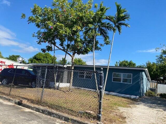 1751 LAUDERDALE MANOR Drive