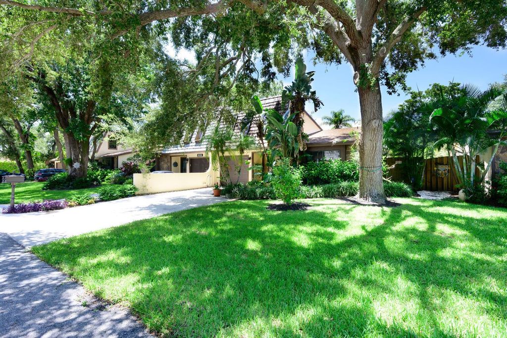 Photo of 1085 Raintree Drive, Palm Beach Gardens, FL 33410 (MLS # R11103576)