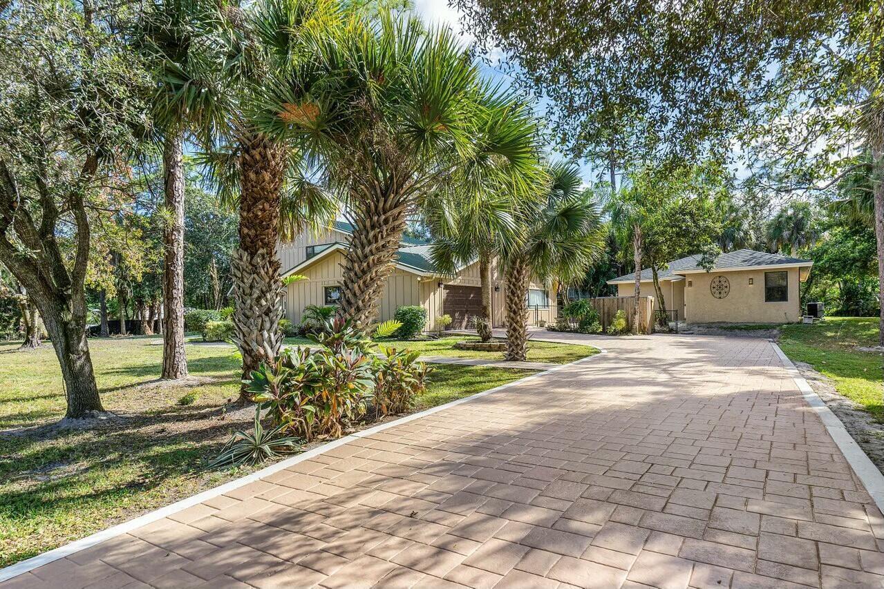 9266 Pinion Drive, Lake Worth, FL, 33467/$1,299,000 2 9266 Pinion Drive