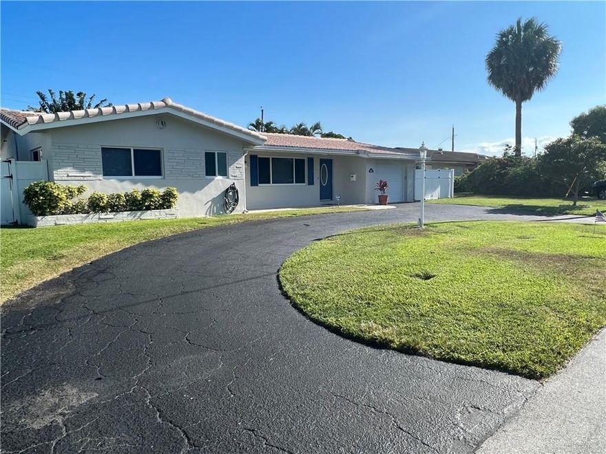 DESIRABLE COVE NEIGHBORHOOD! ANNUAL LEASE ONLY, AVAILABLE NOVEMBER 3RD. UNFURNISHED HUGE 2 BED 2 BATH SINGLE FAMILY HOME WITH A SALT WATER POOL..EAT IN KITCHEN... LOTS OF SPACE HERE.  AMAZING BACK YARD COMPLETELY FENCED IN WITH ROOM FOR A RV OR BOAT, NO HOA~  FRESHLY PAINTED INSIDE AND OUT! POOL RECENTLY REMARCITED! ONE CAR GARAGE(washer/dryer hook up in garage), IMPACT WINDOWS THROUGHOUT. VERY CLEAN, LOVINGLY MAINTAINED HOME. LANDLORD PAYS FOR LAWN AND POOL MAINTENANCE. COME LIVE THE DREAM EAST OF FEDERAL HIGHWAY CLOSE TO THE BEAUTIFUL DEERFIELD BEACH!