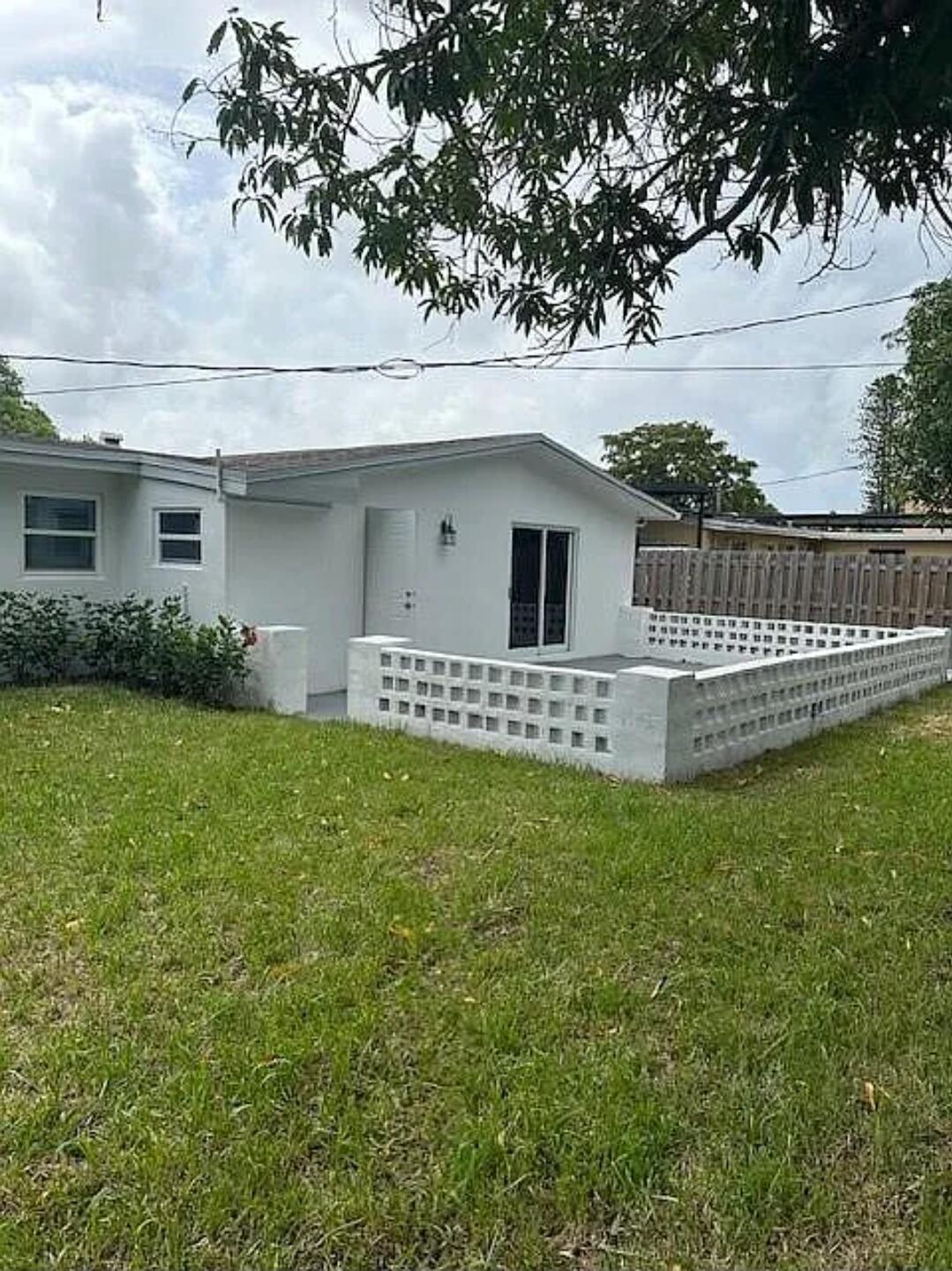 1558 NW 5th Avenue
