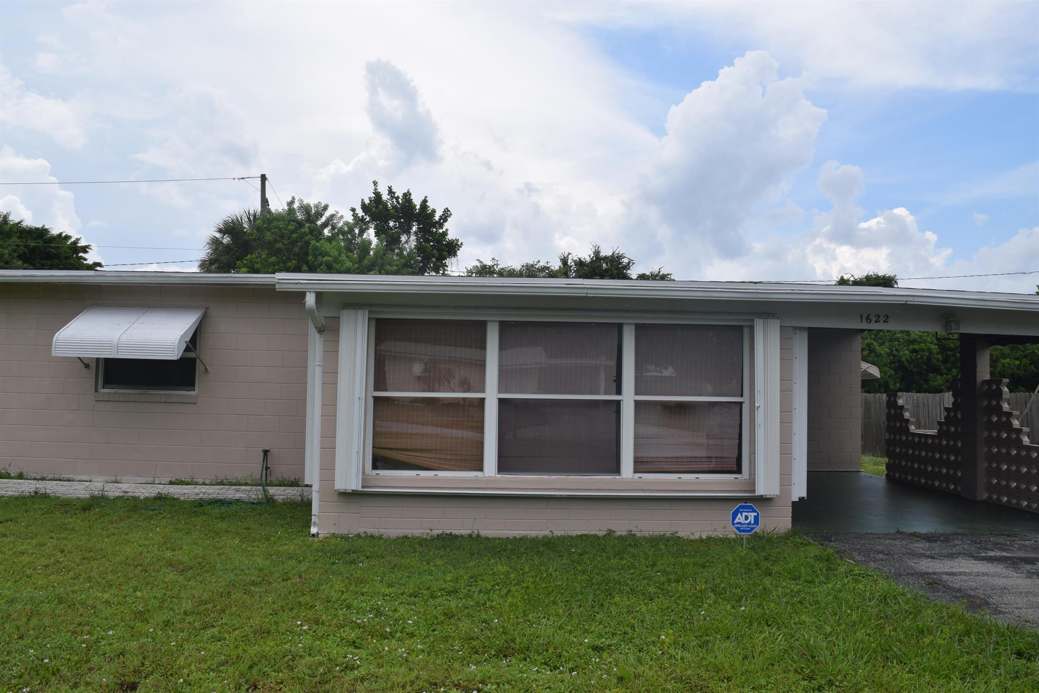 Quaint little home perfectly located in Rio section of Jensen Beach. Perfect affordable way to come on down and enjoy Florida sun and get away from that cold winter. Use the savings to enjoy the wonderful restaurants, downtown Stuart & downtown Jensen Beach. Charter a boat, chillax on the beach, or bring your sticks and enjoy the many golf courses available.Pets are allowed with restrictions.
