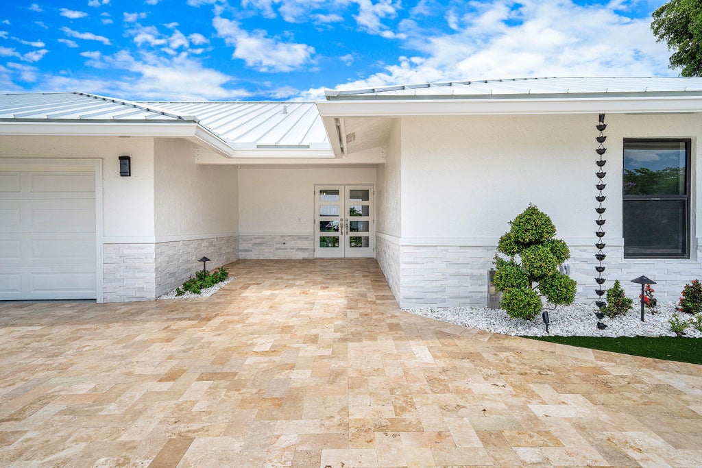 Photo of 1520 SW 17TH Street, Boca Raton, FL 33486 (MLS # B26071331)